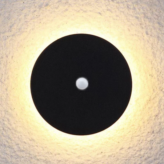 Schwarze runde Wandleuchte mit warmem LED-Licht, modernes Design, energiesparend.
