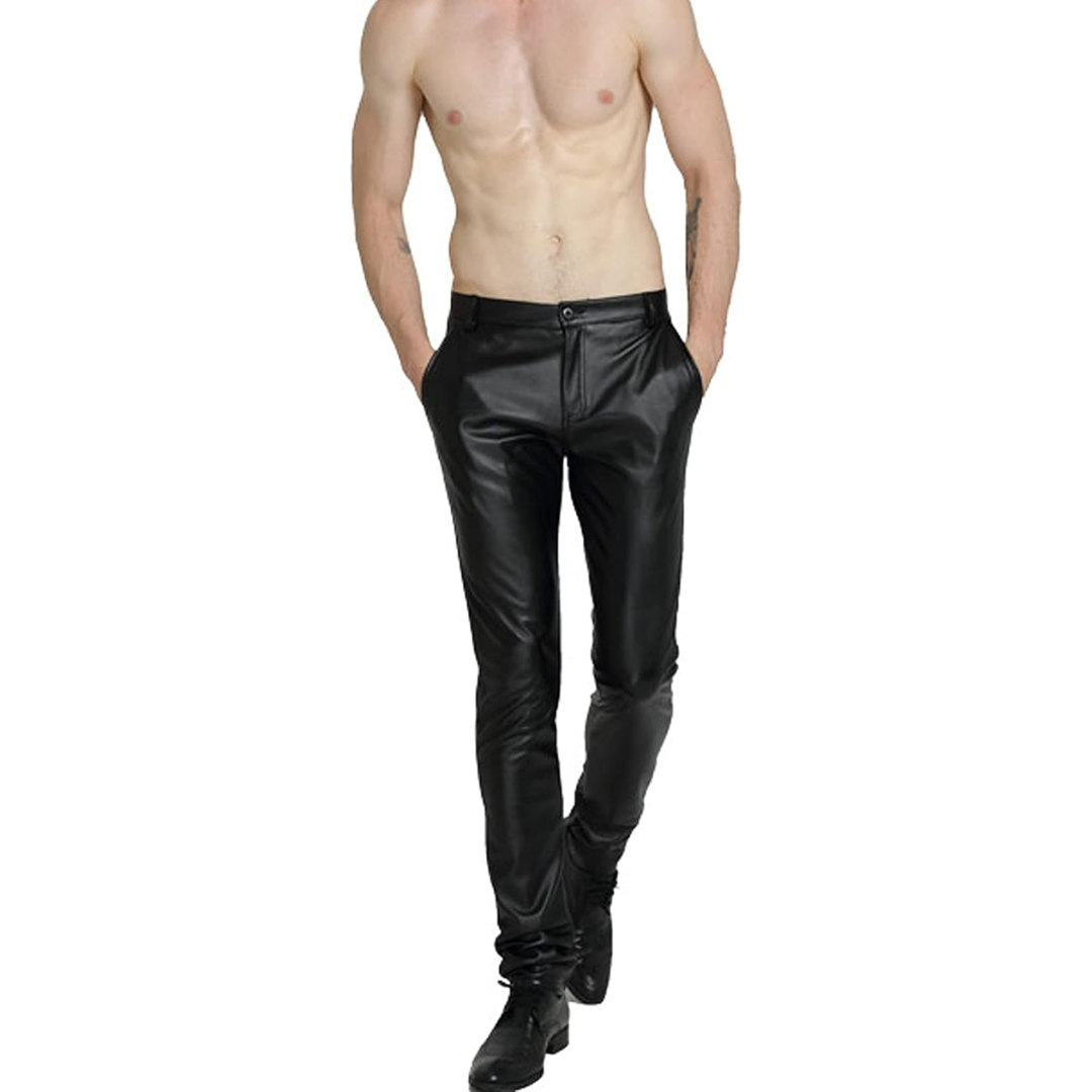 Mann in schwarzer Lederhose, modisch, elegant, Herrenbekleidung, stilvoll, modern, Ganzkörperansicht.