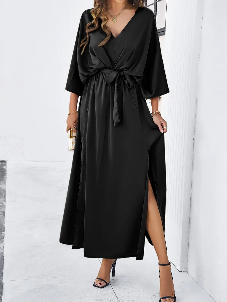 Schwarzes V-Ausschnitt-Kleid, lang, mit Gürtel, elegantes Design, Damenmode, Frühling.