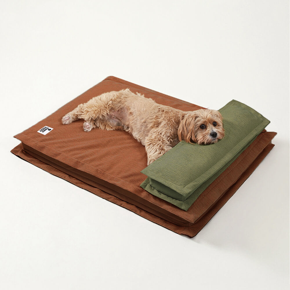 Wasserdichtes Hundebett mit Anti-Angst-Funktion, braun, mit grünem Kissen, für tiefen Schlaf.