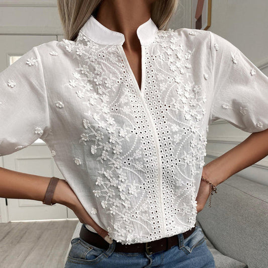 Weiße Damenbluse mit Stickerei, Kurzarm, Baumwolle, elegant, Sommermode.