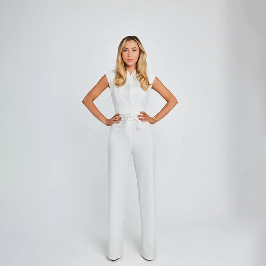 Frau in weißem Jumpsuit, ärmellos, elegantes Design, Modefotografie, Studioaufnahme.