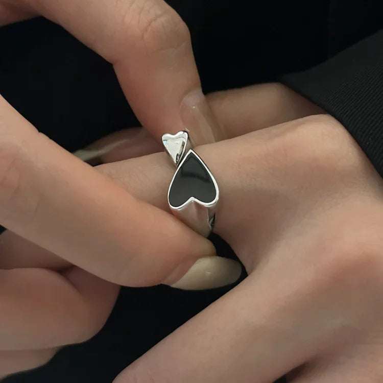 Silberring mit schwarzem Herzdesign, Damenmode, eleganter Schmuck, Geschenkidee.
