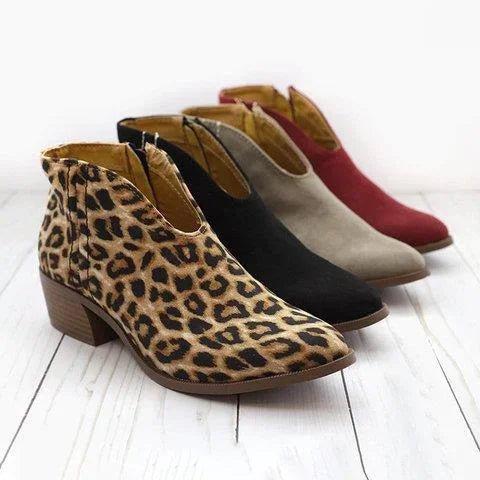 Vier Paar Damenstiefeletten, Leopardenmuster, schwarz, grau, rot, Blockabsatz, V-Ausschnitt.