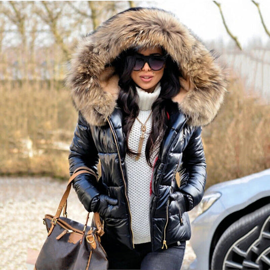 Frau in schwarzer Daunenjacke mit Fellkapuze, Wintermode, stilvoll, warm, Outdoor-Bekleidung.