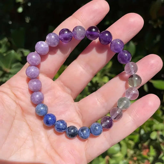 Armband aus Amethyst und Sodalith, lila und blau, Heilsteine, Hand, Naturhintergrund