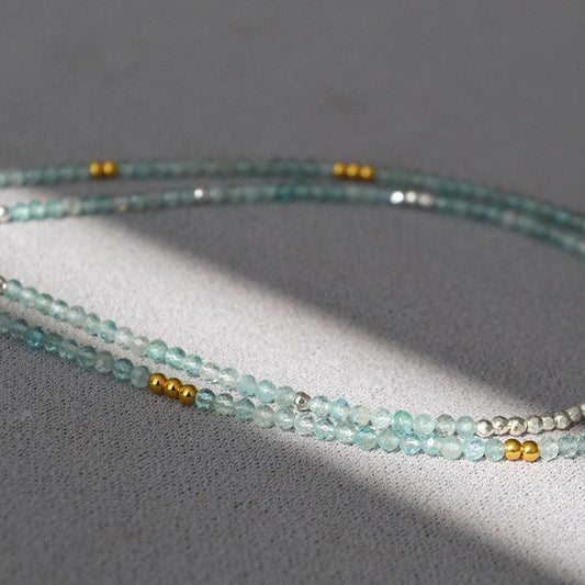 Aquamarin-Perlenkette mit goldenen Akzenten, eleganter Schmuck, handgefertigt, Damenaccessoire.