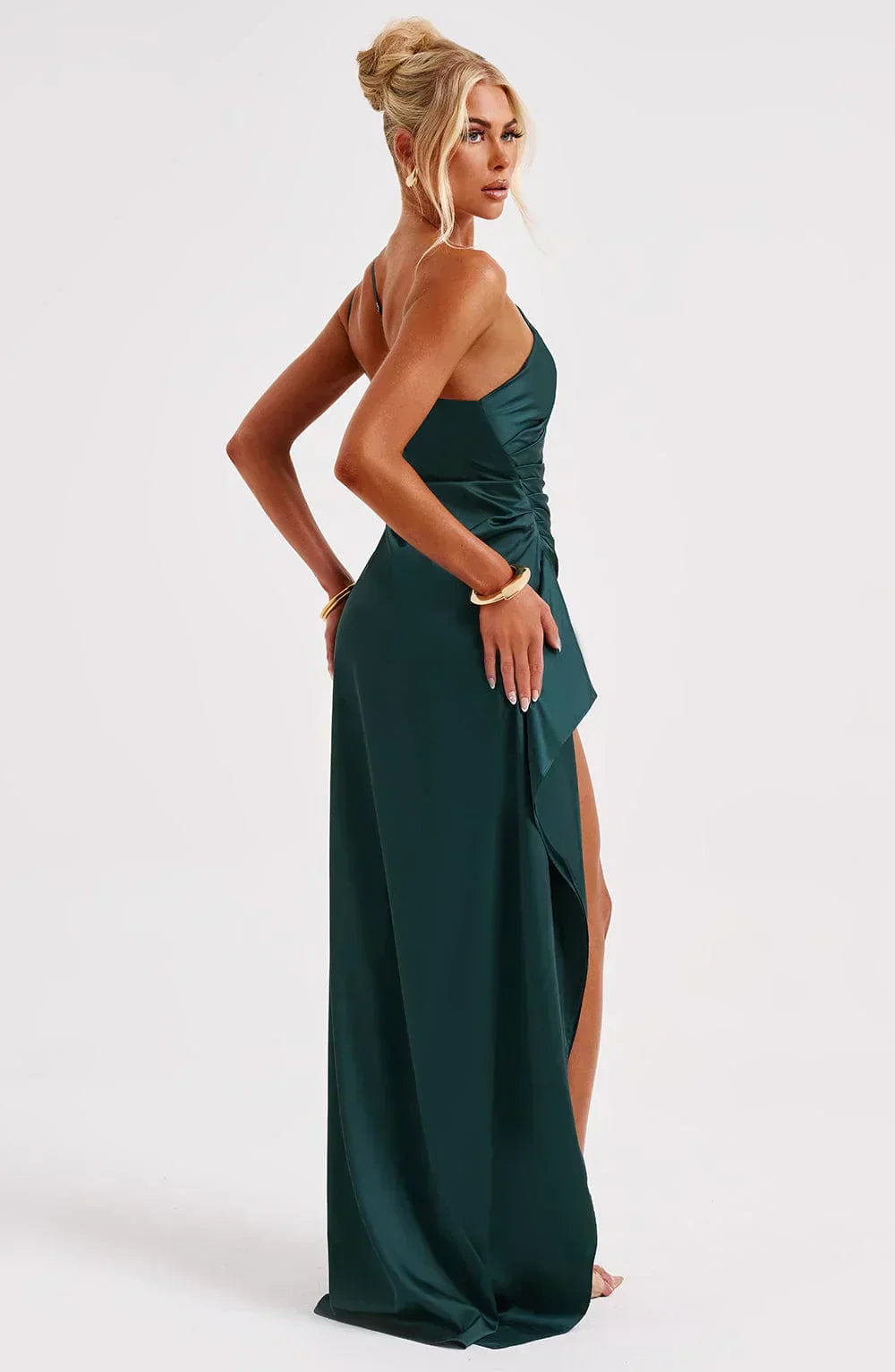 Frau im smaragdgrünen Maxikleid, ärmellos, elegantes Abendkleid, seitlicher Schlitz.