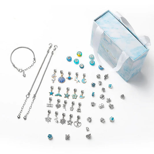 Silberne Charm-Armbänder und Anhänger-Set mit blauen Akzenten, Geschenkbox, Schmuckkollektion.