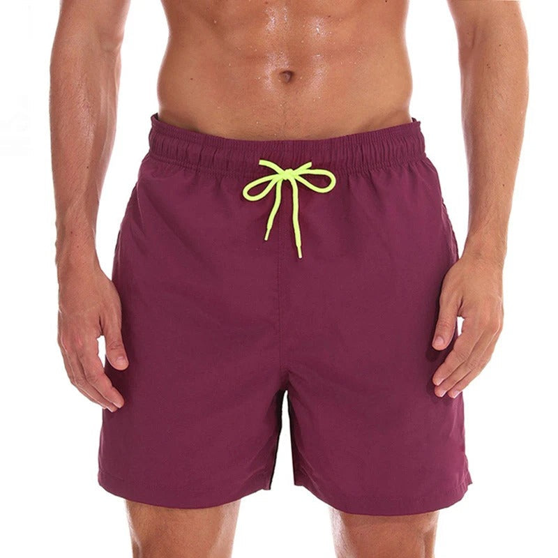 Männer-Badeshorts weinrot, gelber Kordelzug, schnell trocknend, Strandmode, Sommerbekleidung.