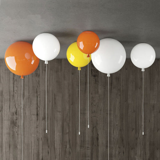 Orange, gelbe und weiße Deckenleuchten in Ballonform, modernes Design, Holzdecke.