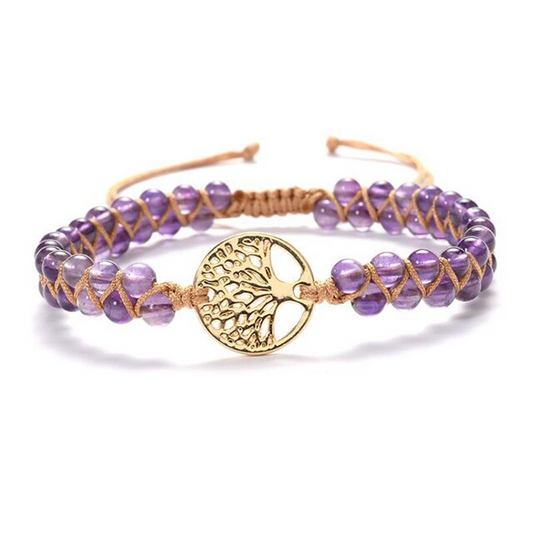 Handgefertigtes Armband mit lila Natursteinperlen und goldfarbenem Lebensbaum-Anhänger.