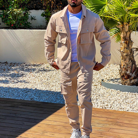 Mann in beigem Cargo-Anzug, weißes T-Shirt, Outdoor, moderne Herrenmode, Freizeitkleidung.