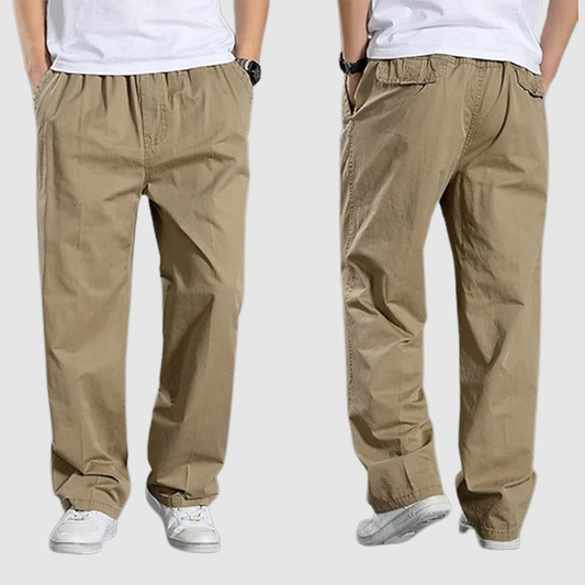 Zwei beige Herren-Chinohosen aus Baumwolle, lässig, mit Taschen, Vorder- und Rückansicht.