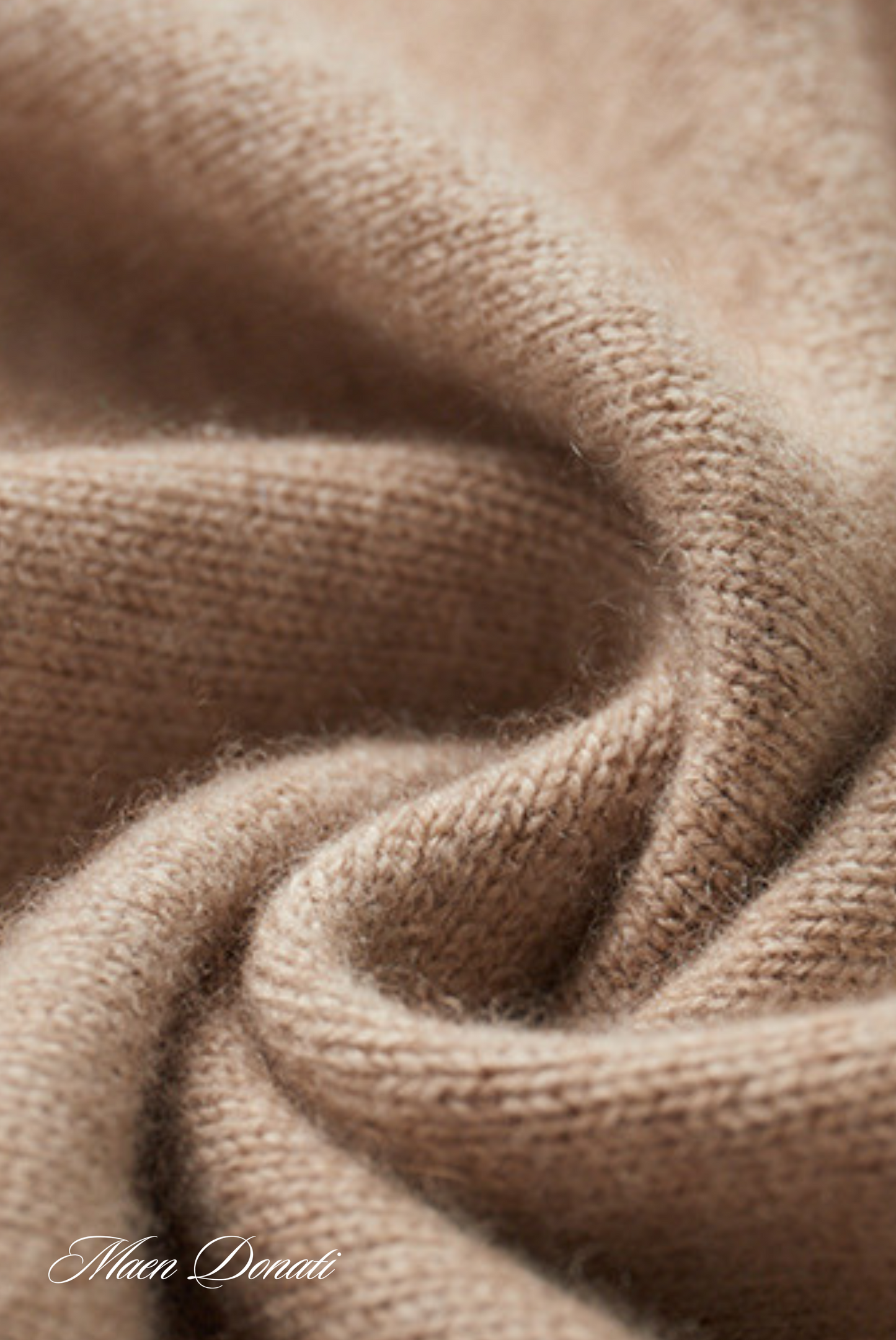 Beigefarbener Kaschmirpullover Stoff, weiche Textur, luxuriöses Strickmaterial, Nahaufnahme.