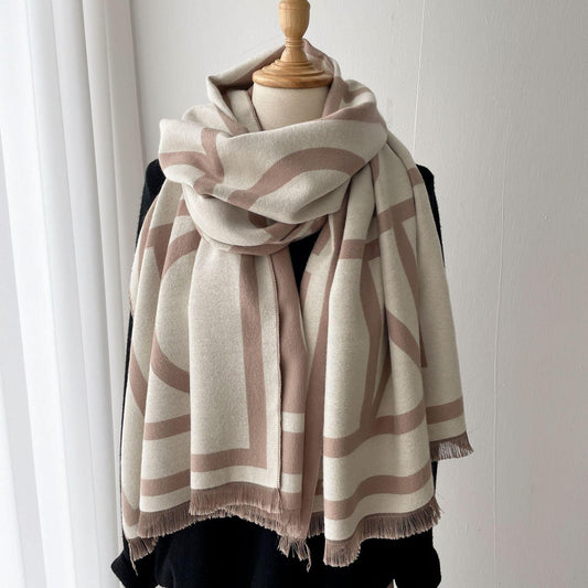 Beige-weißer Schal mit geometrischem Muster, weicher Stoff, Damenmode, Herbst-Winter-Accessoire.