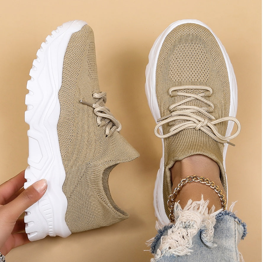Beige Damen-Sneaker mit weißer Sohle, Strickmaterial, modisch, bequem, Freizeitschuh.