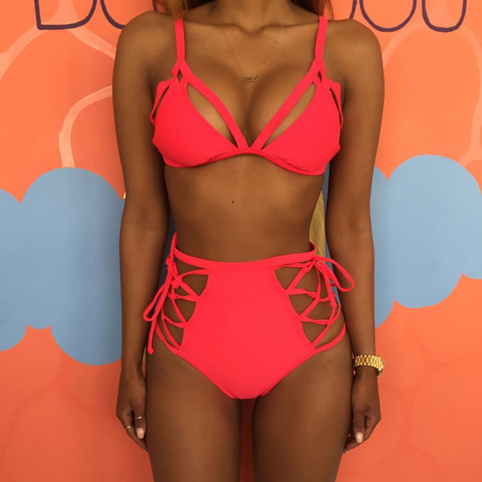 Frau in rotem Bikini mit Cut-Outs, Strandmode, Sommer, Damenbademode, trendiger Badeanzug.