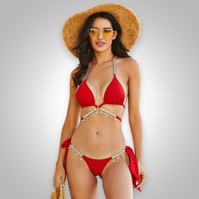 Frau im roten Bikini mit Strohhut und Sonnenbrille, Sommermode, Strandkleidung, Schmuckdetails.