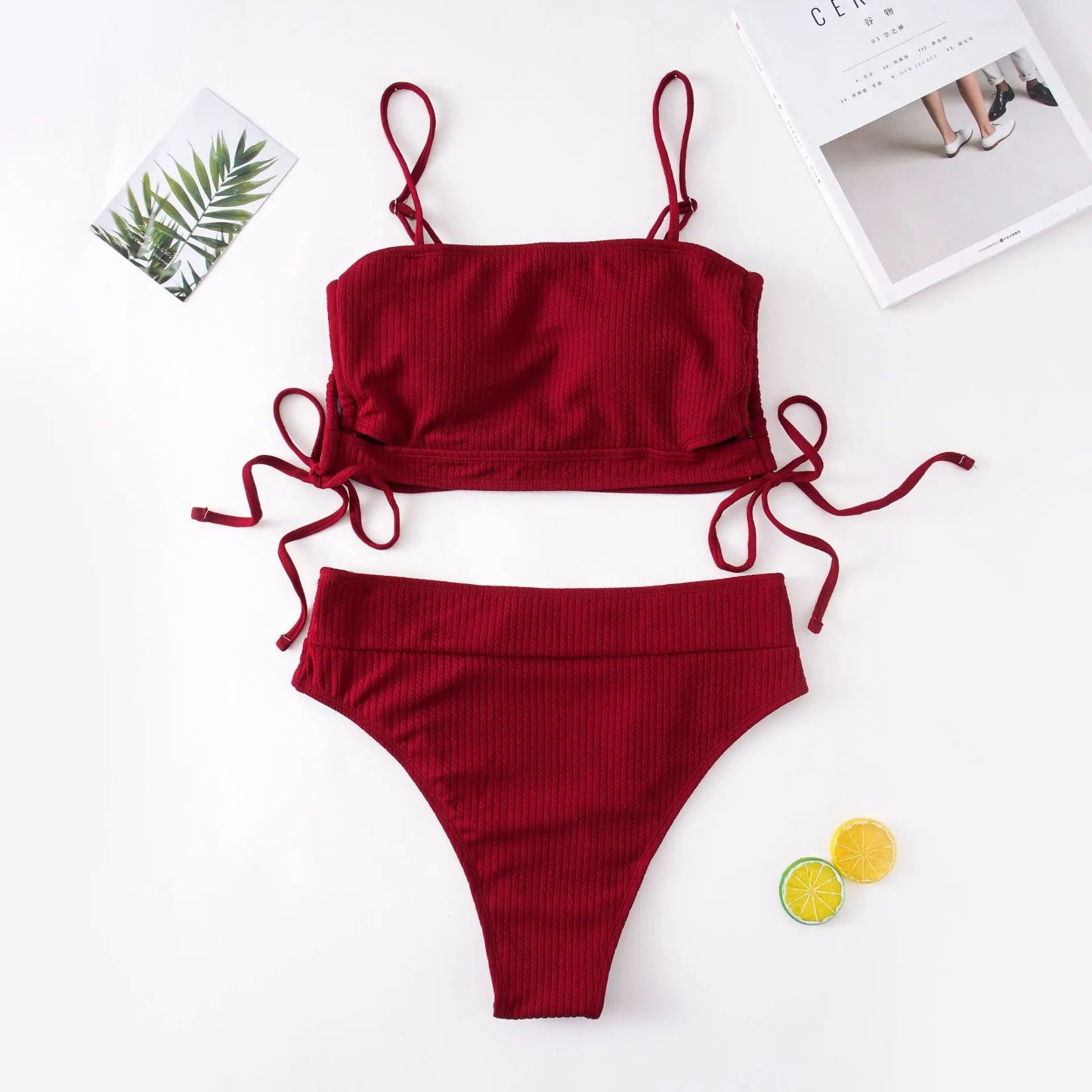 Roter Bikini-Set Damen, gerippt, mit verstellbaren Trägern, ideal für Sommer und Strand.