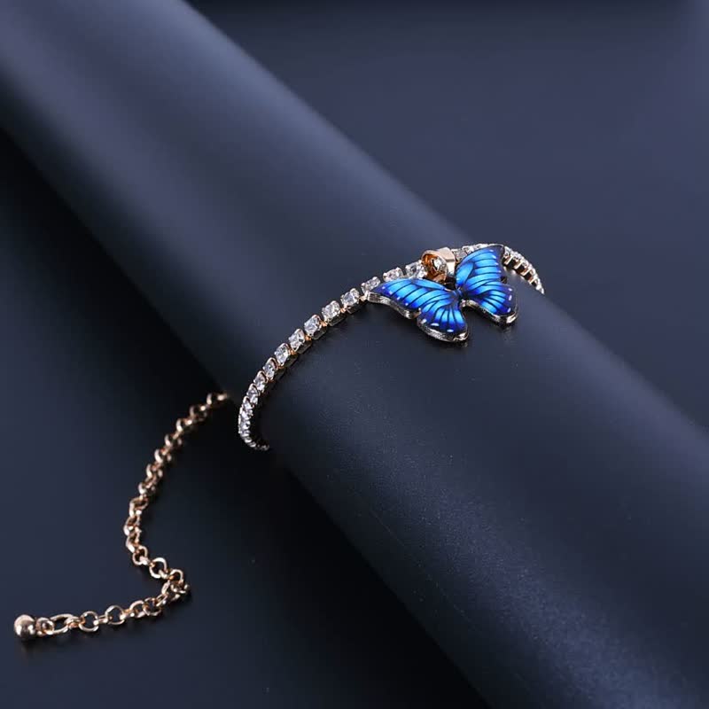 Goldenes Armband mit blauem Schmetterling und Kristallen, eleganter Schmuck für Damen.