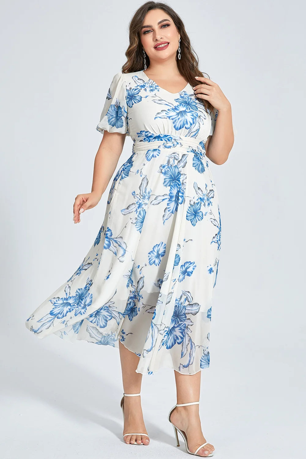 Frau in weißem Kleid mit blauen Blumen, V-Ausschnitt, knielang, elegante Mode, Plus-Size.