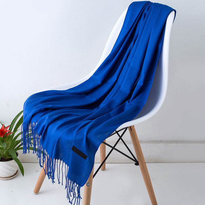 Königsblauer Schal aus Seide auf weißem Stuhl, modisches Accessoire, elegant und luxuriös.