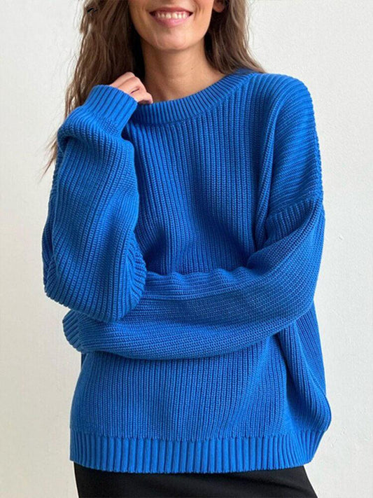 Frau trägt blauen Strickpullover, lässig, bequem, modisch, Damenmode, Herbstkleidung.