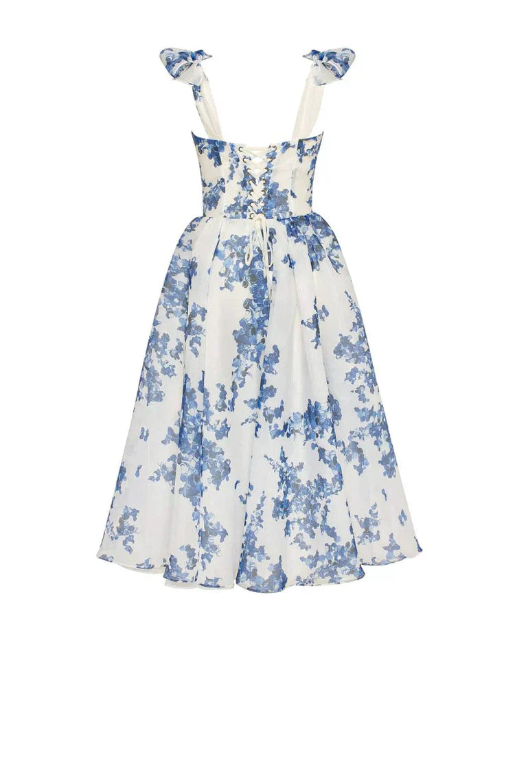 Blaues Blumenkleid mit Trägern, elegantes Design, Sommermode, Damenbekleidung, knielang.