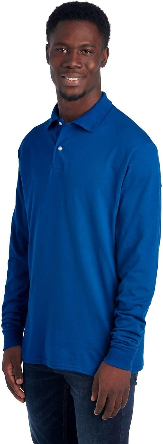 Mann trägt blaues Langarm-Poloshirt aus Baumwolle, lächelnd, Freizeitkleidung.