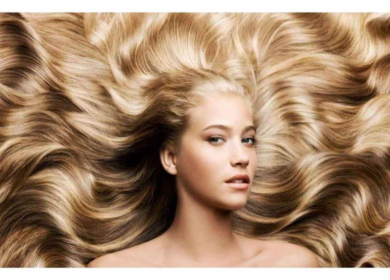 Blonde Frau mit langen, welligen Haaren, Haarpflege, glänzend, gesund, Schönheit, Friseur.