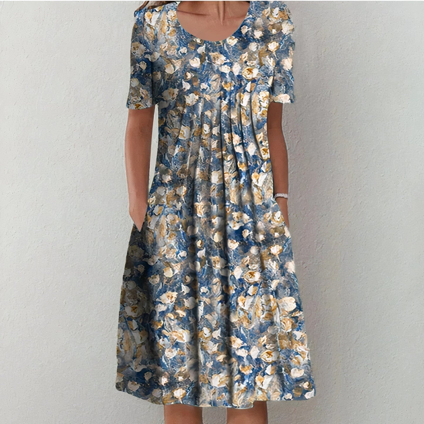 Frau in geblümtem Sommerkleid, blau-gelb, knielang, kurzärmelig, lässig, Baumwolle.