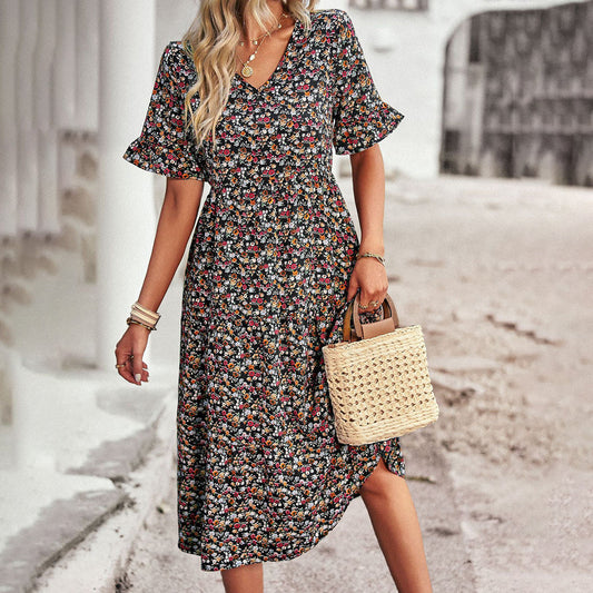 Frau in geblümtem Sommerkleid mit Strohtasche, modisch, elegant, draußen, lässiger Stil.