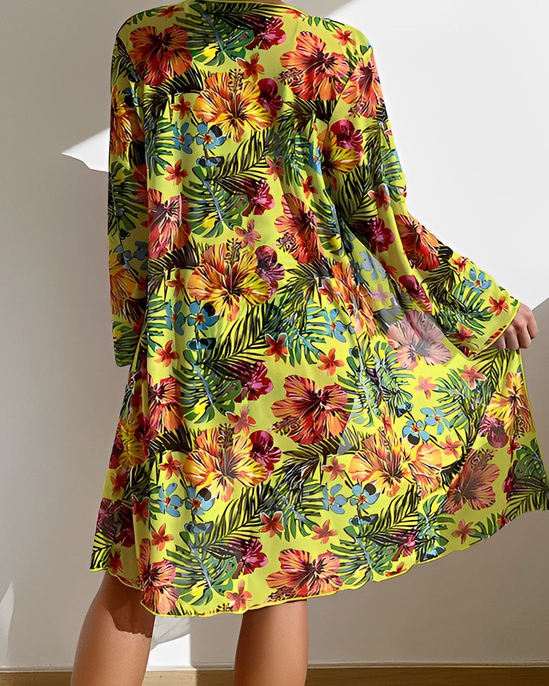 Frau in gelbem, geblümtem Sommerkleid, tropisches Design, modisch, luftig, Freizeitkleidung.