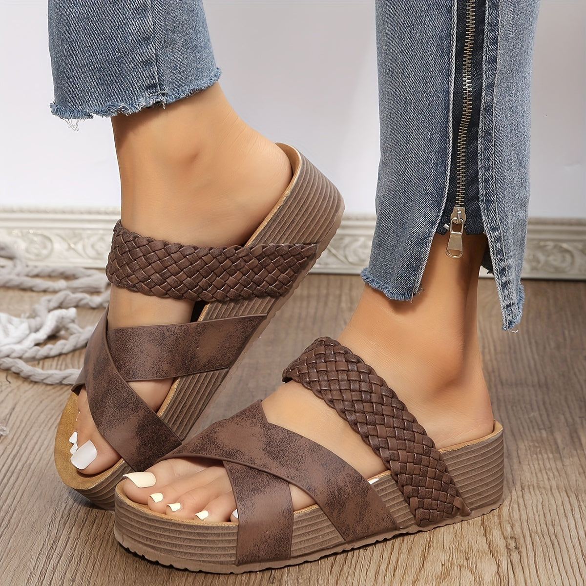 Braune Damen-Sandalen mit Keilabsatz, geflochtenem Riemen, lässig, bequem, modisch.
