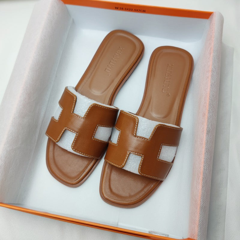 Braune Ledersandalen mit weißem Stoffdetail in orangefarbener Box, Damenmode, Sommerschuhe.