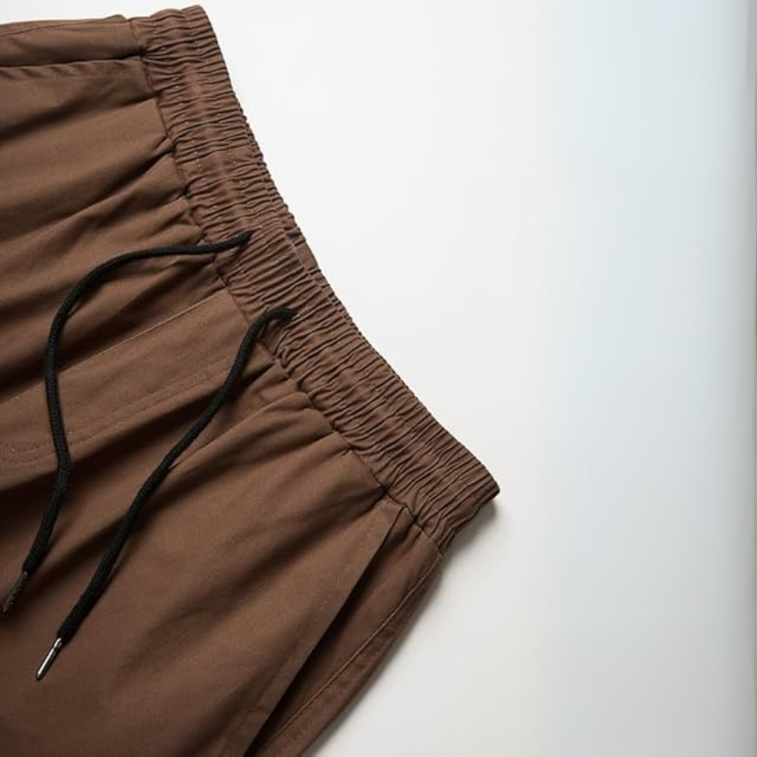Braune Jogginghose mit schwarzem Kordelzug, elastischer Bund, bequeme Sportbekleidung.