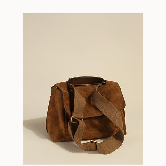Braune Wildleder-Umhängetasche mit verstellbarem Riemen, modisch und vielseitig.