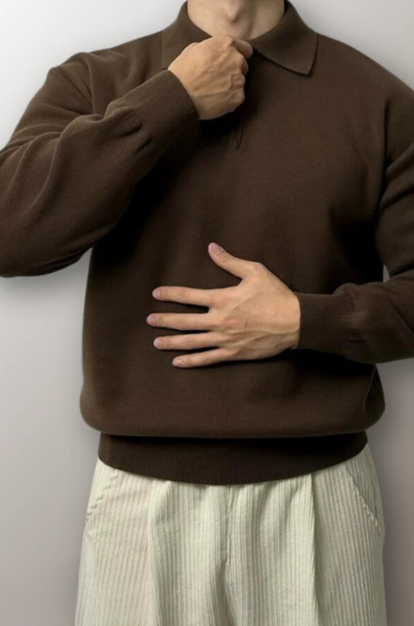 Brauner Pullover Herrenmode, Langarm, Polokragen, beige Hose, stilvoll, elegant, Freizeitkleidung.