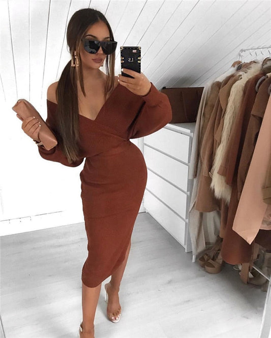 Frau in braunem Strickkleid, Sonnenbrille, Smartphone, modisch, elegantes Outfit, Selfie.