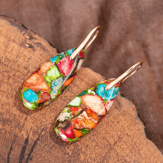 Bunte Jaspis-Tropfen-Ohrringe, handgemacht, Boho-Stil, goldene Haken, Schmuckaccessoire.