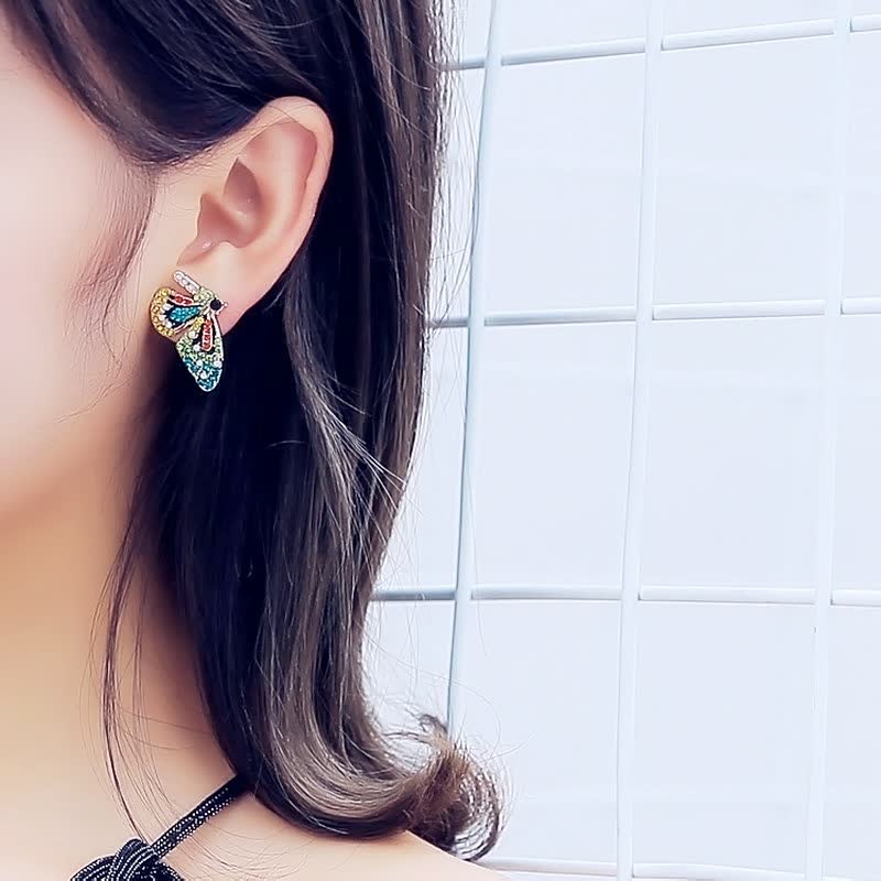 Frau mit buntem Ohrring, Schmuck, modisch, elegant, Accessoire, Nahaufnahme, stilvoll.