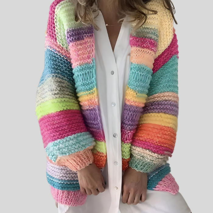 Frau trägt bunte Strickjacke, Regenbogenfarben, über weißem Hemd, modisch, gemütlich.