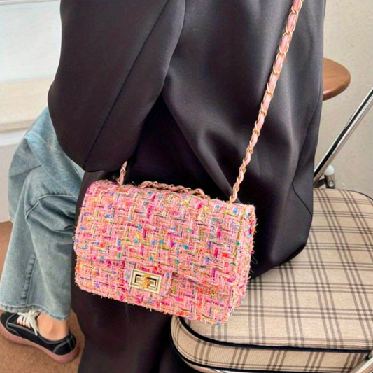 Bunte Tweed-Handtasche mit Kettengurt, Damenmode, stilvolles Accessoire, rosa und beige.