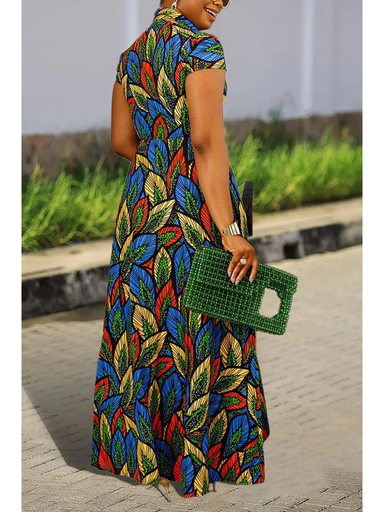 Frau im bunten Maxikleid mit Blattmuster, grüner Handtasche, Sommermode, Straße.