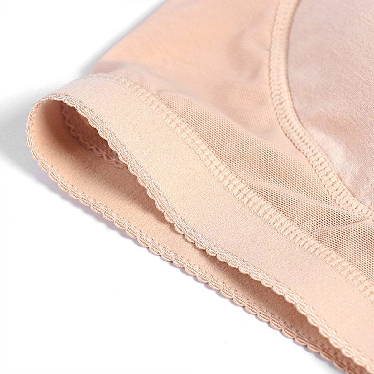 Hautfarbene nahtlose Shapewear-Unterhose aus Baumwolle für Damen, formend und bequem.