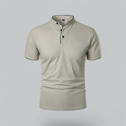 Ljust beige polotröja framifrån med tre svarta knappar och svart kantband på kragen och ärmarna 2