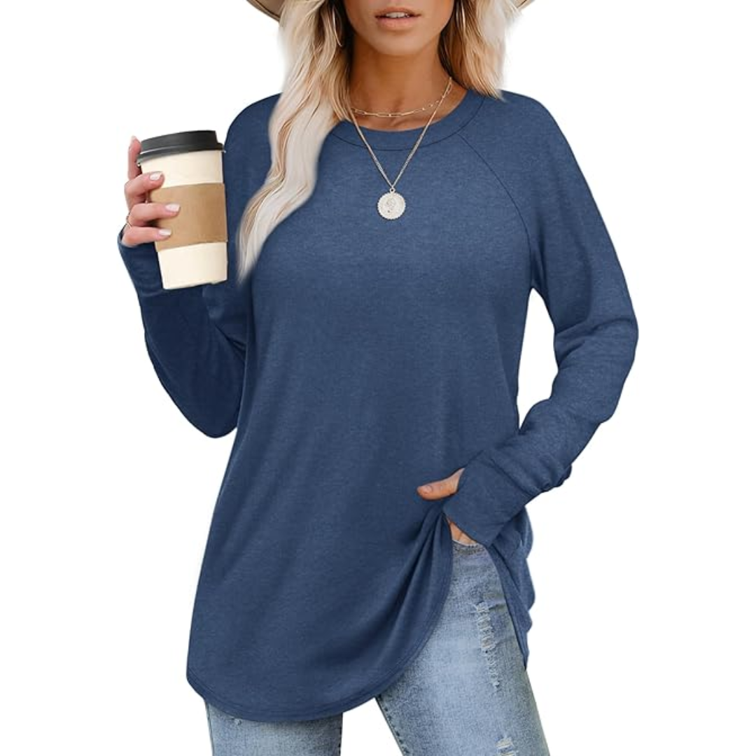 Damen Langarmshirt Blau, Freizeit, Baumwolle, Herbstmode, Kaffeetasse, Jeans, Hut.