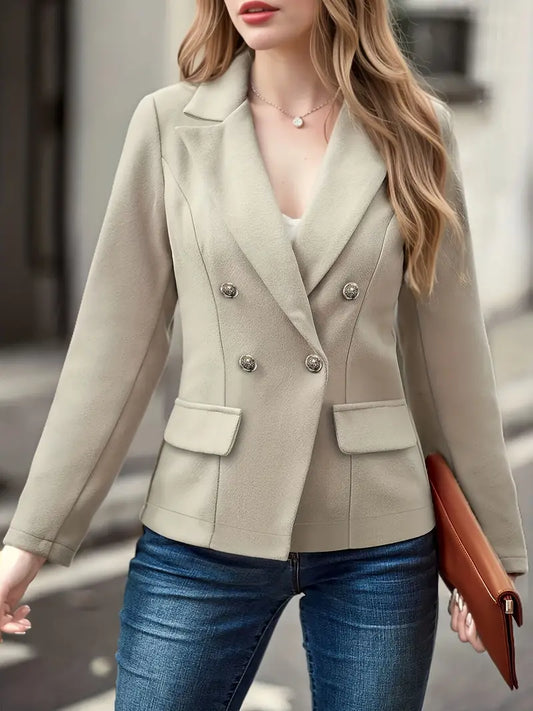 Frau in beigem Blazer, Doppelreiher, elegantes Design, modisch, Business-Look, Jeans.