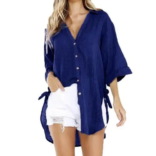 Frau in dunkelblauer Leinenbluse mit weißen Shorts, Sommermode, lässiger Stil.